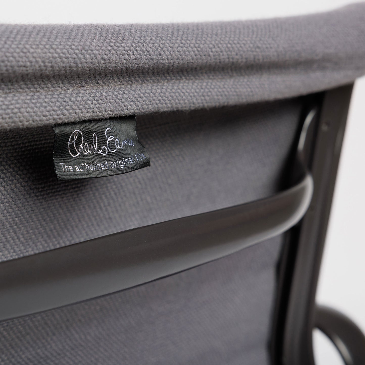 Vitra EA 107 Hopsak hellgrau Stuhl mit Charles Eames Etikett und gepulvertem Gestell.