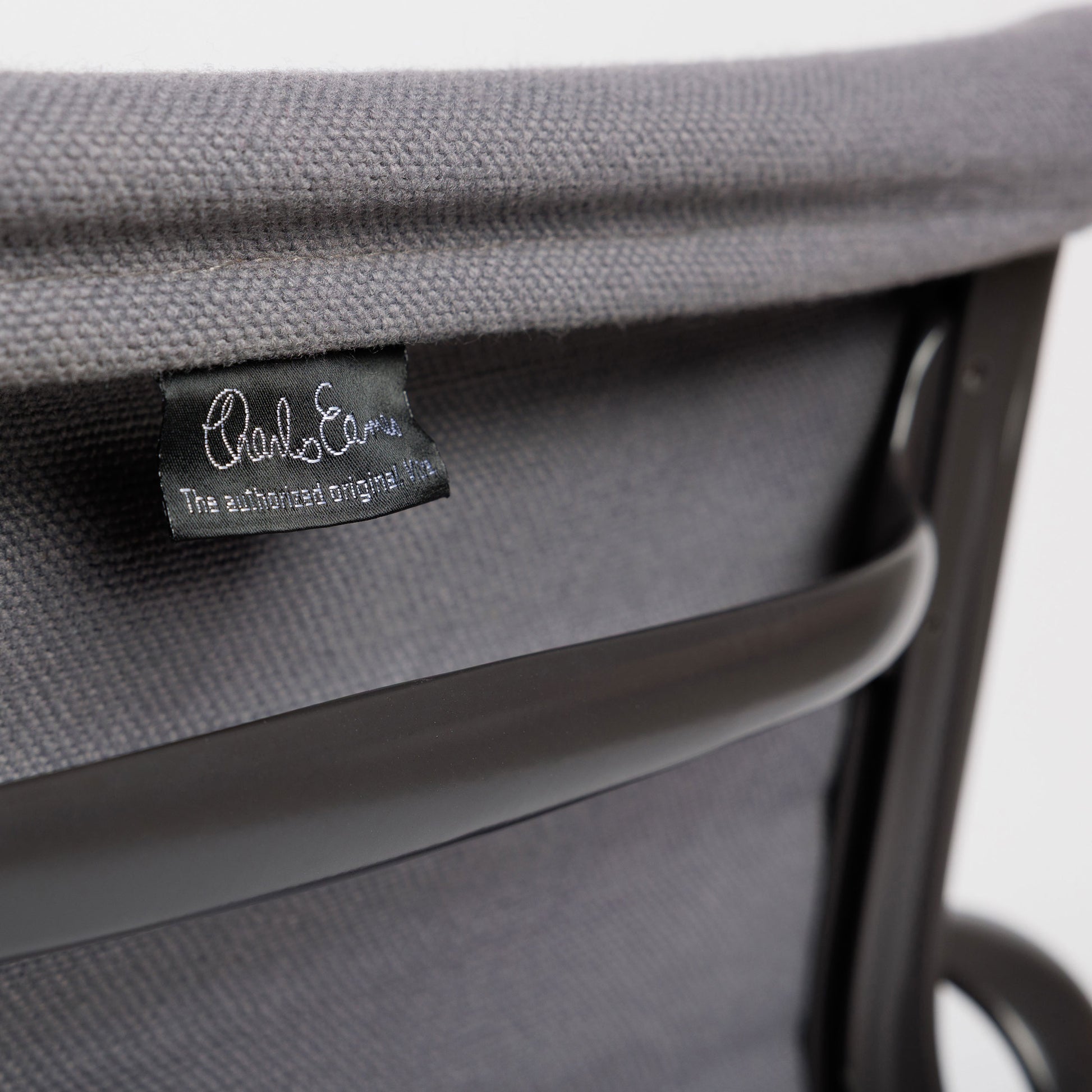 Vitra EA 107 Hopsak hellgrau Stuhl mit Charles Eames Etikett und gepulvertem Gestell.