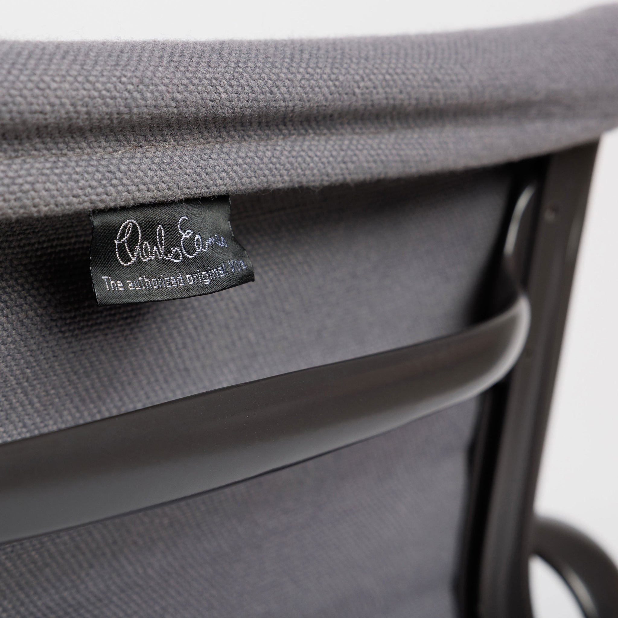 Vitra EA 107 Hopsak hellgrau Stuhl mit Charles Eames Etikett und gepulvertem Gestell.