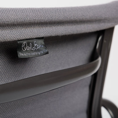 Vitra EA 107 Hopsak hellgrau Stuhl mit Charles Eames Etikett und gepulvertem Gestell.