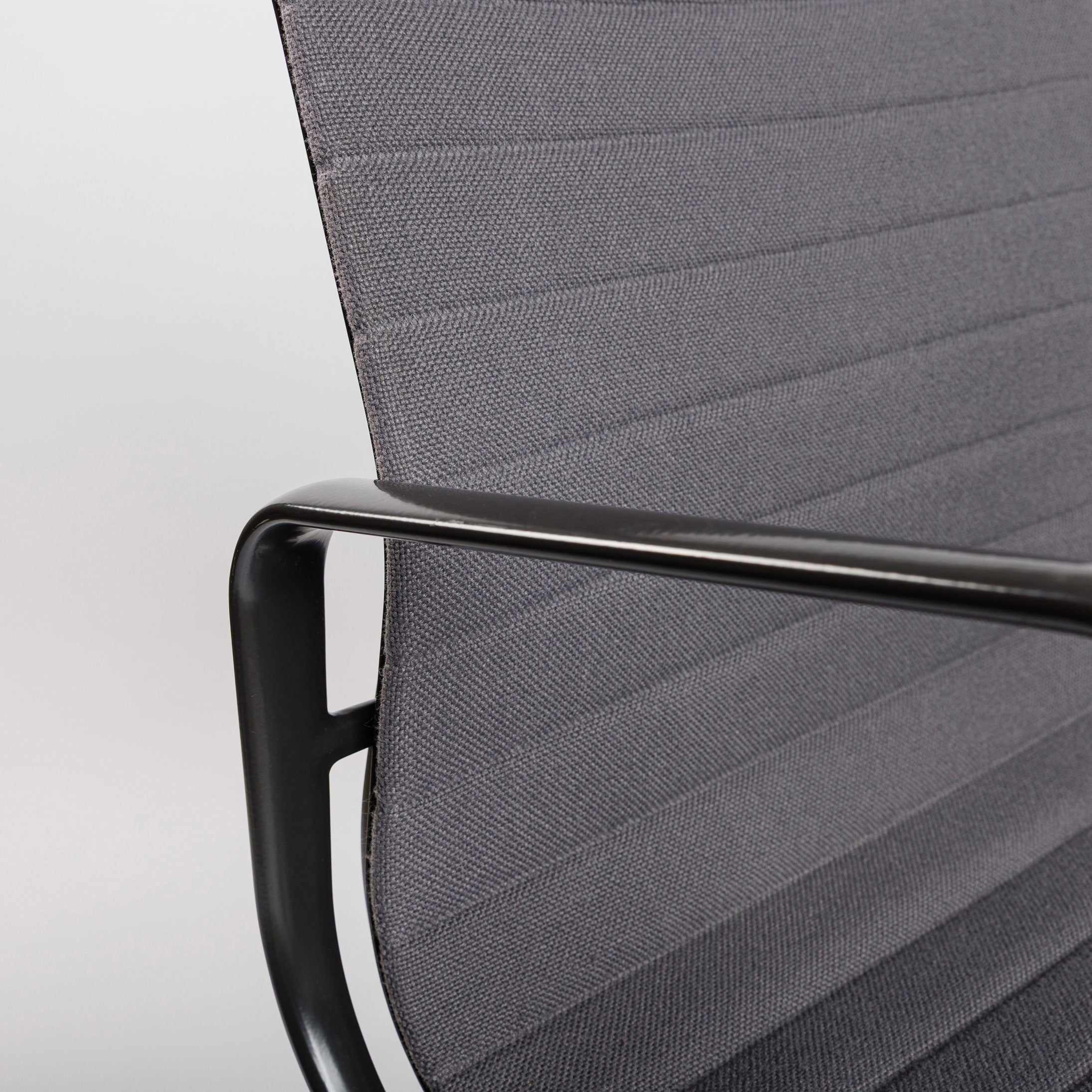 Vitra EA 107 Hopsak hellgrau Stuhl mit gepulvertem Gestell und Armlehnen.