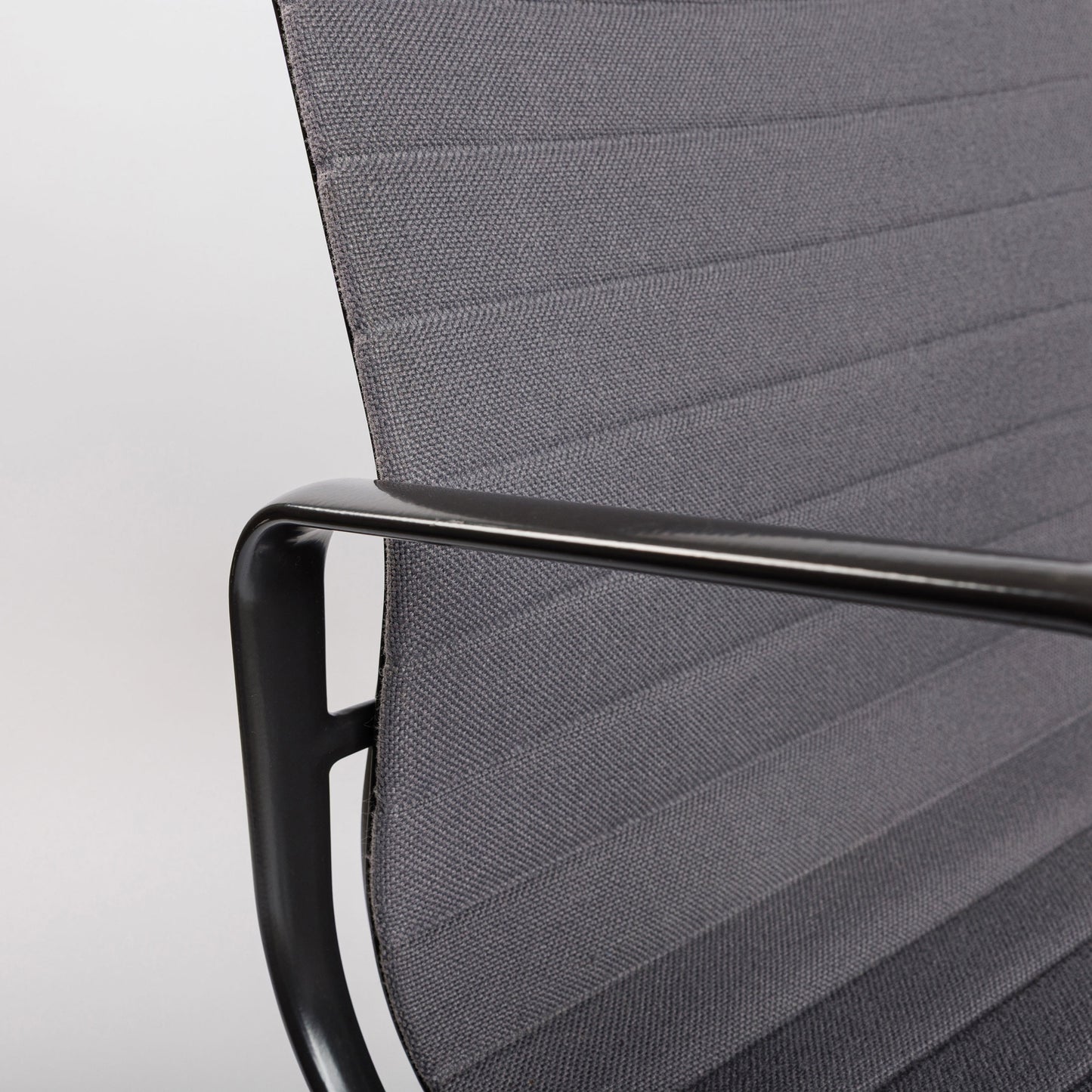 Vitra EA 107 Hopsak hellgrau Stuhl mit gepulvertem Gestell und Armlehnen.