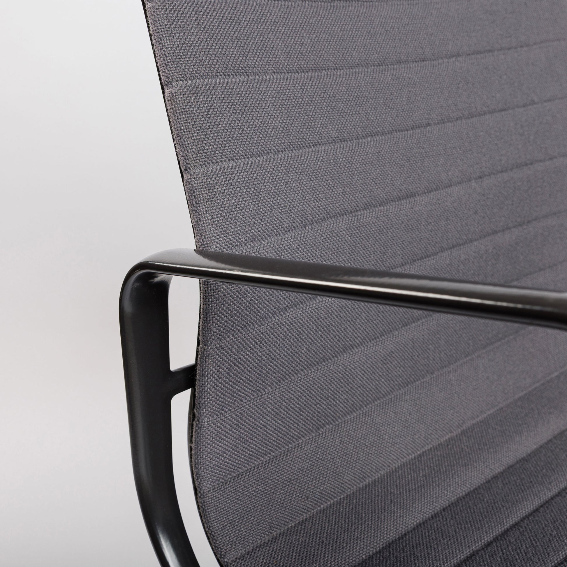 Vitra EA 107 Hopsak hellgrau Stuhl mit gepulvertem Gestell und Armlehnen.