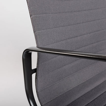 Vitra EA 107 Hopsak hellgrau Stuhl mit gepulvertem Gestell und Armlehnen.
