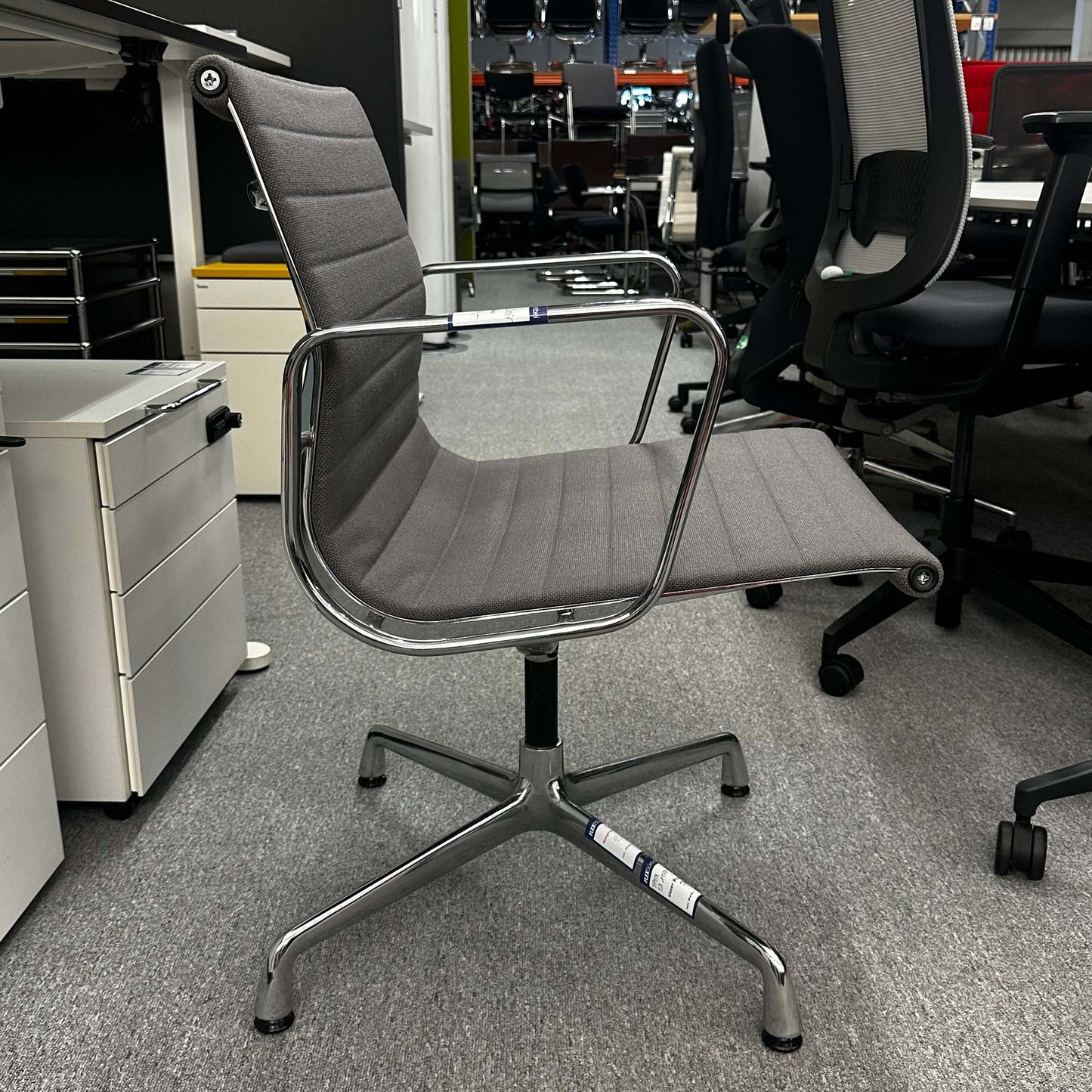Vitra EA 107 office chair in medium gray hopsak fabric with fixed swivel base