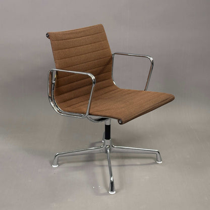 Vitra EA 107 Eames Alu Chair mit mokkabraunem Hopsak-Bezug und verchromtem Aluminiumgestell, nicht drehbar