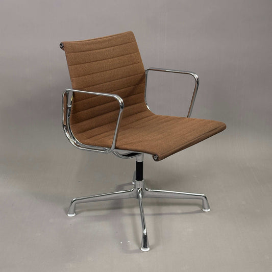 Vitra EA 107 Eames Alu Chair mit mokkabraunem Hopsak-Bezug und verchromtem Aluminiumgestell, nicht drehbar