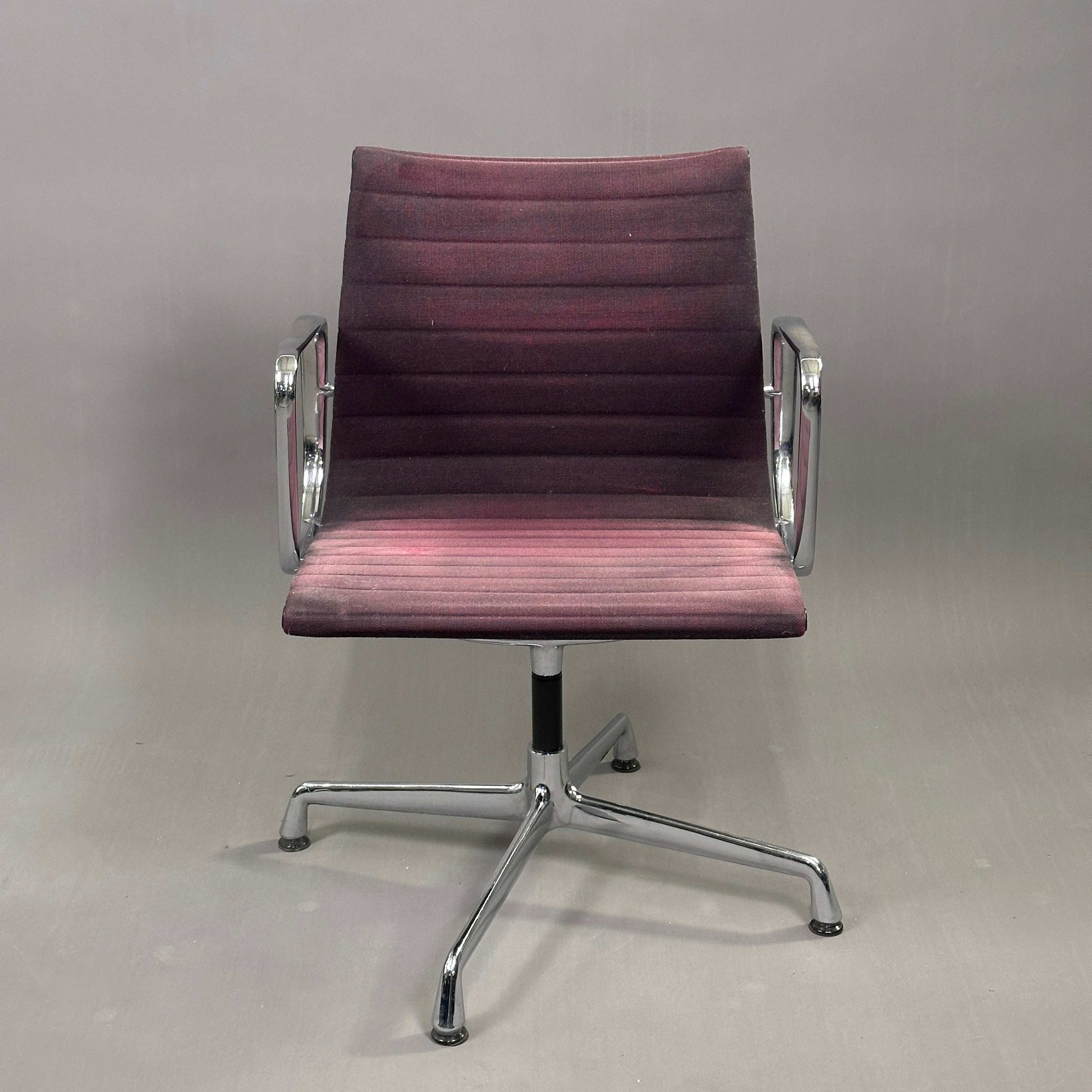 Vitra EA 108 drehbarer Bürostuhl vintage schwarz-rot Hopsak Einzelstück mit Edelstahlarmlehnen