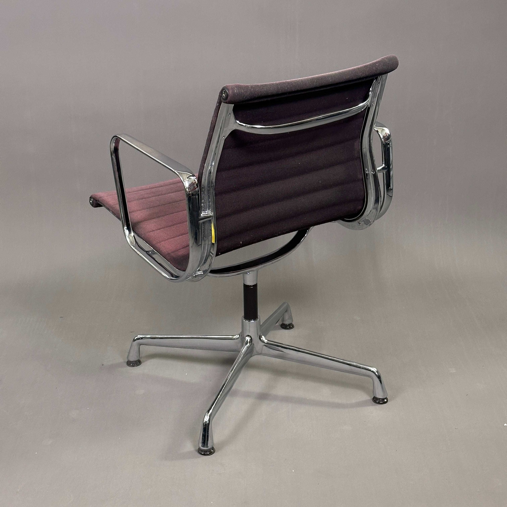Vintage Vitra EA 108 Hopsak Drehbarer Bürostuhl schwarz-rot Einzelstück