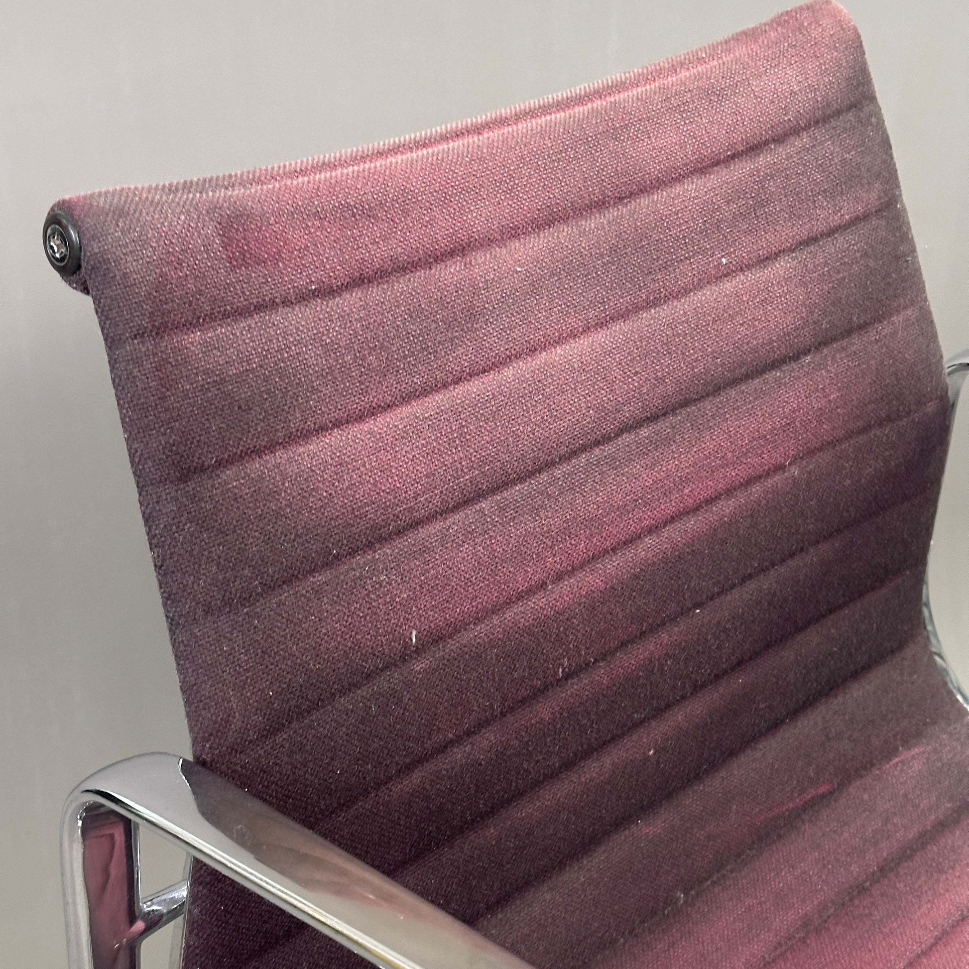 Vitra EA 108 Hopsak Vintage drehbarer Bürostuhl schwarz-rot Einzelstück