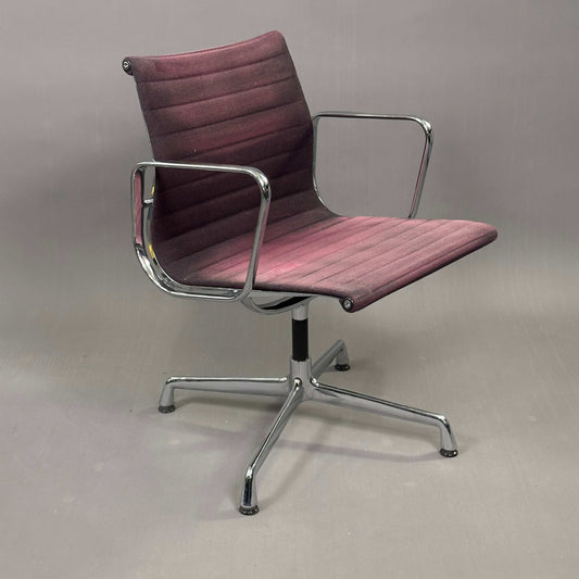Vitra EA 108 Hopsak Vintage drehbarer Bürostuhl schwarz-rot Einzelstück mit Aluminiumgestell