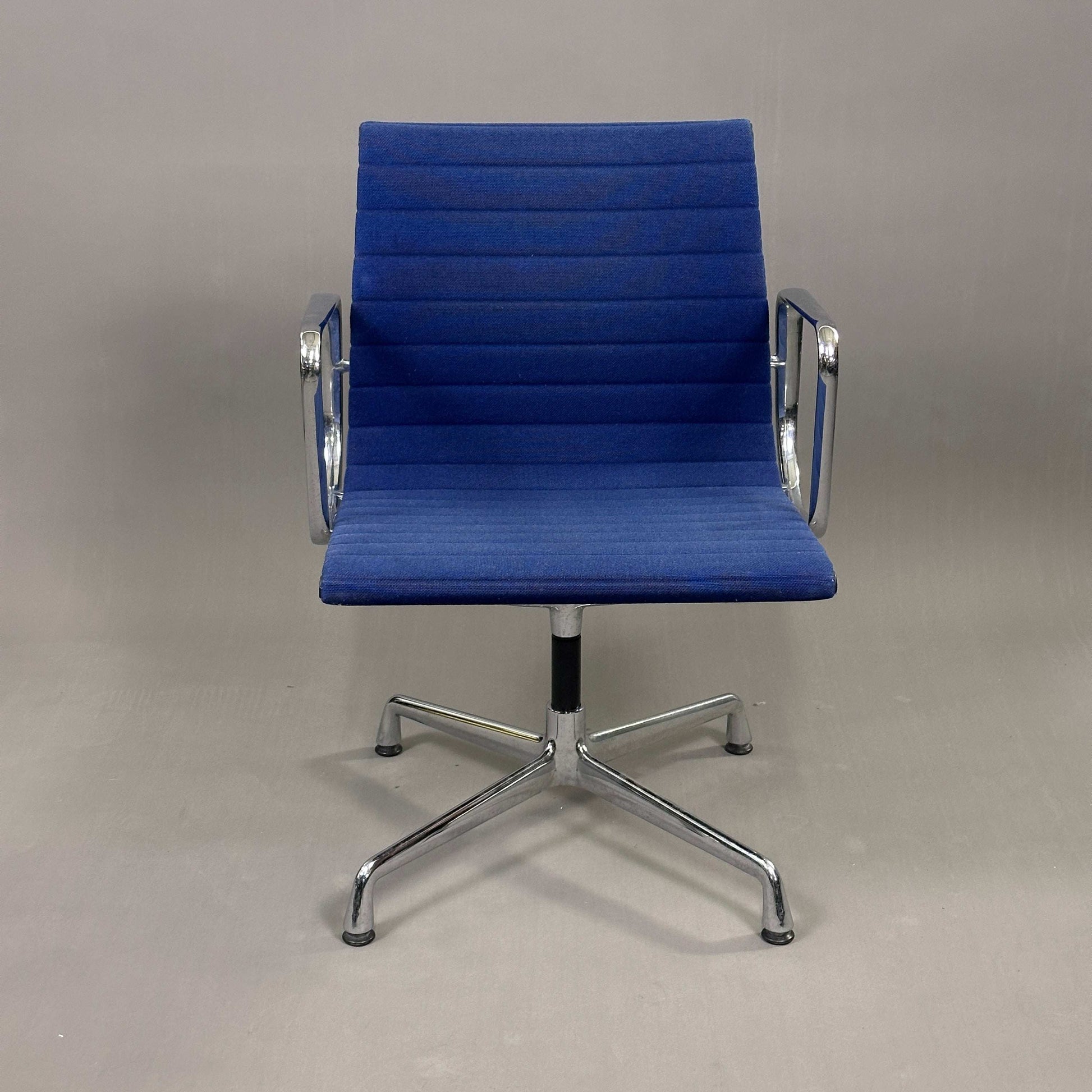 Vitra EA 108 Hopsak Drehstuhl in blau mit verchromtem Gestell