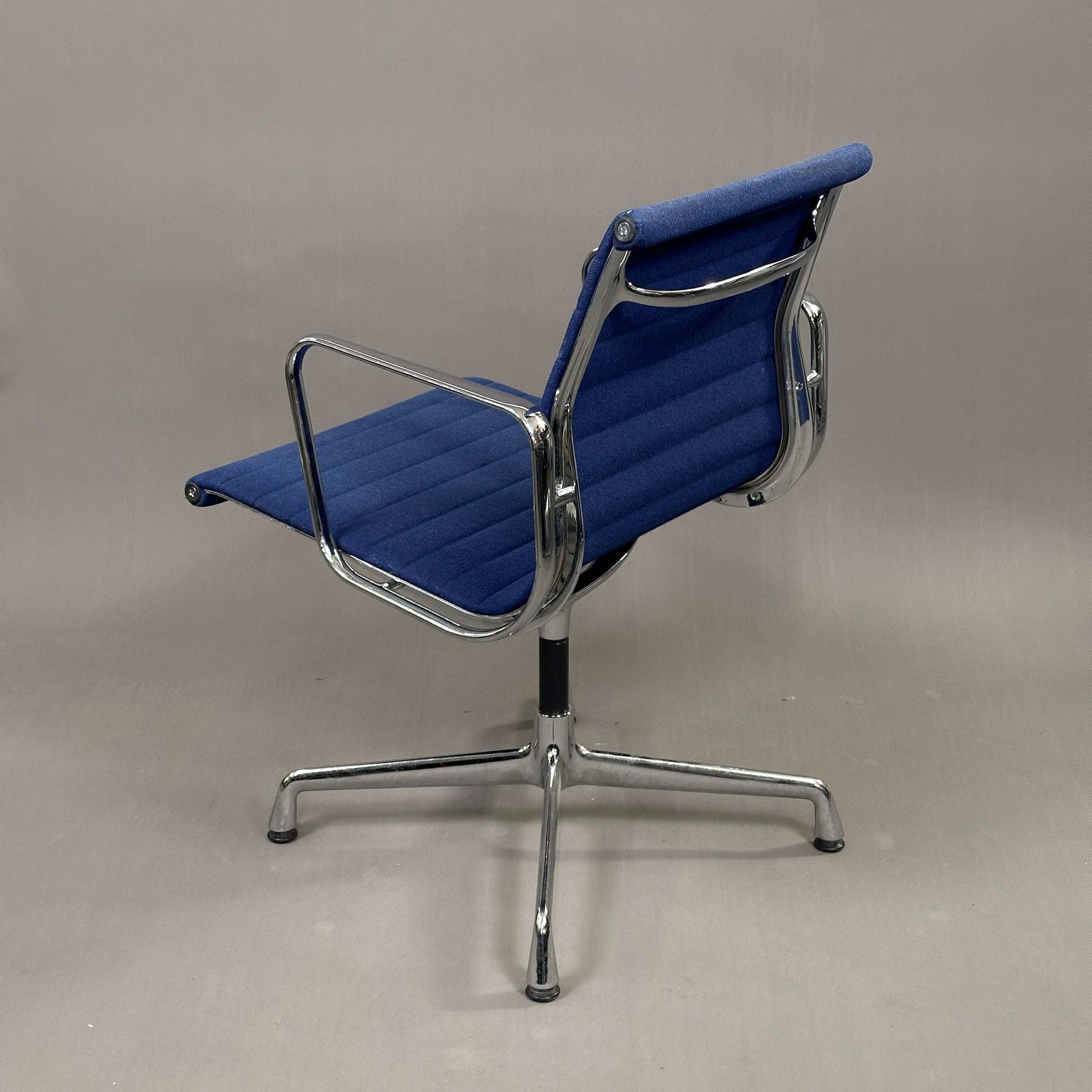 Vitra EA 108 drehbarer Bürostuhl aus blauem Hopsakstoff mit chromgestell