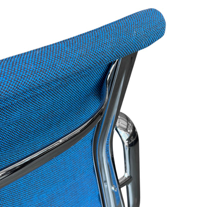 Vitra Eames EA 108 Alu Chair mit blauem Hopsak Stoff und Chromgestell.