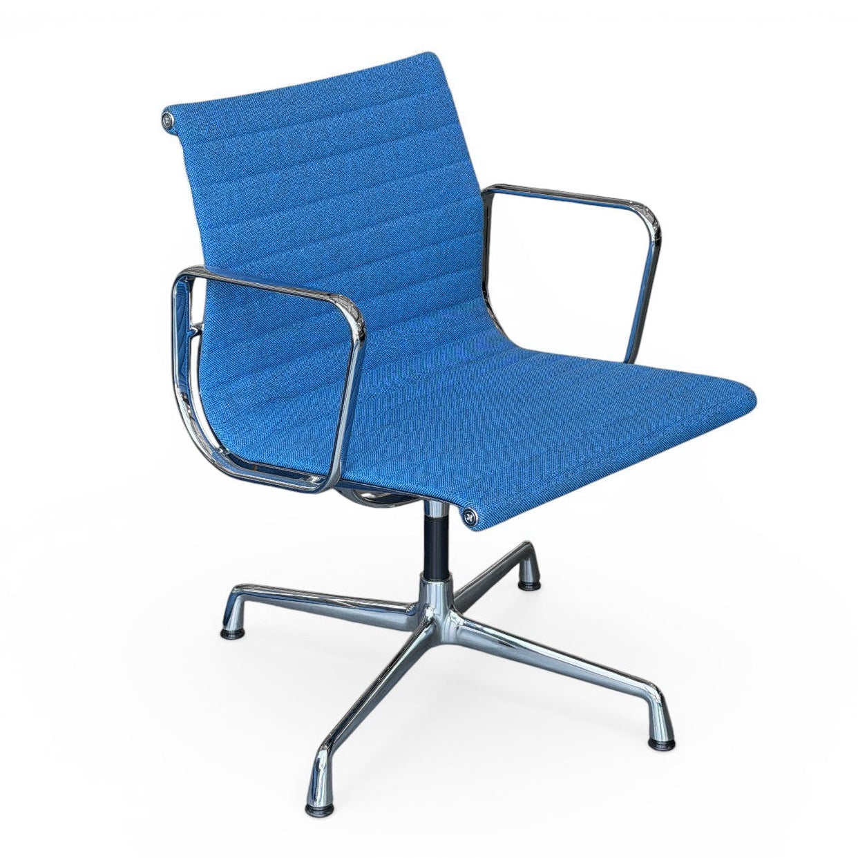 Vitra Eames EA 108 Alu Chair mit blauem Hopsak Stoffbezug und Chromgestell, drehbar.