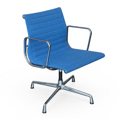 Vitra Eames EA 108 Alu Chair mit blauem Hopsak Stoffbezug und Chromgestell, drehbar.