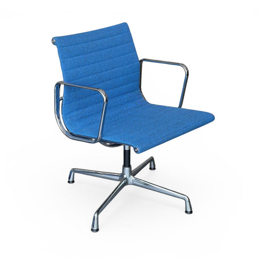 Vitra Eames EA 108 Alu Chair mit blauem Hopsak Stoffbezug und Chromgestell, drehbar.