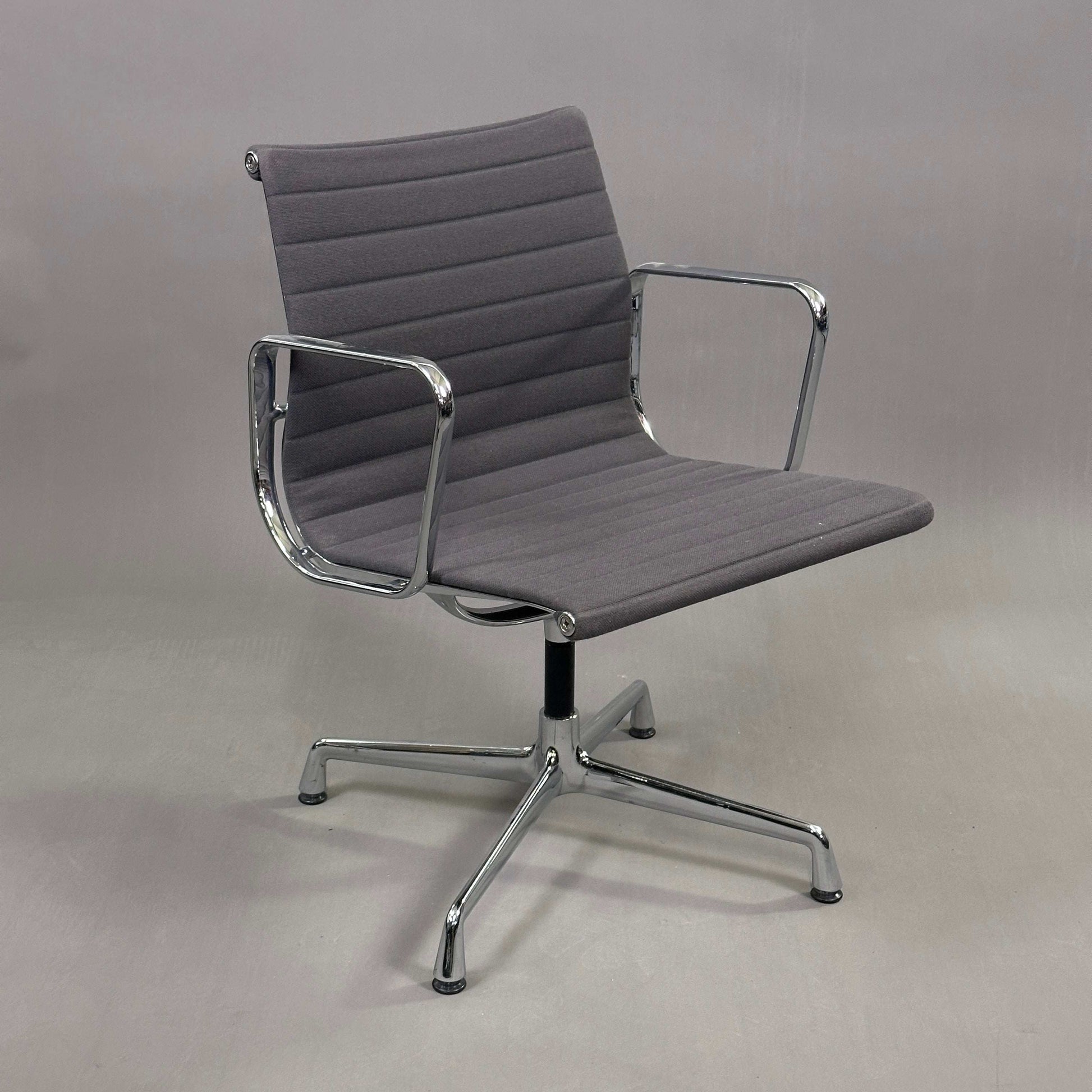 Vitra EA 108 Hopsak drehbarer Bürostuhl grau mit Metallarmlehnen und verchromtem Gestell