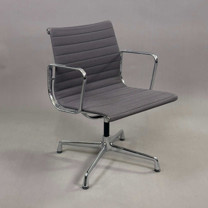 Vitra EA 108 Hopsak drehbarer Bürostuhl grau mit Metallarmlehnen und verchromtem Gestell