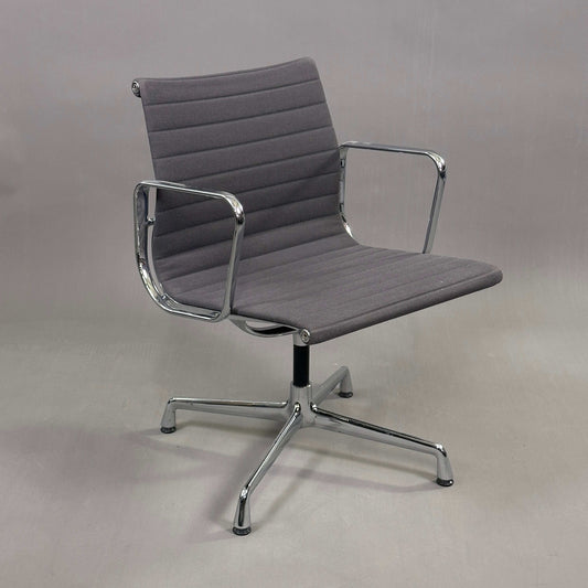 Vitra EA 108 Hopsak drehbarer Bürostuhl grau mit Metallarmlehnen und verchromtem Gestell
