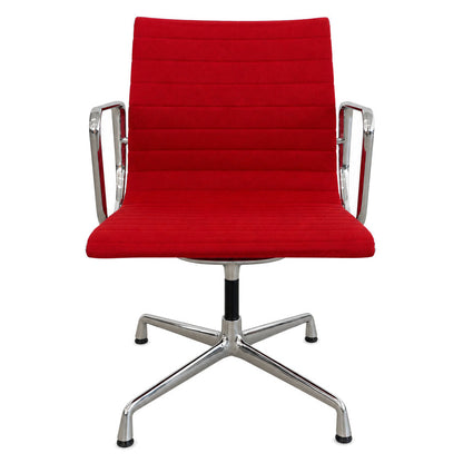 Vitra Eames Alu Chair EA 108 mit rotem Hopsak-Bezug und verchromtem Drehgestell auf weißem Hintergrund.