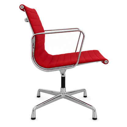 Vitra Eames Alu Chair EA 108 in rotem Hopsak-Stoff mit verchromtem Gestell und Armlehnen in Seitenansicht.