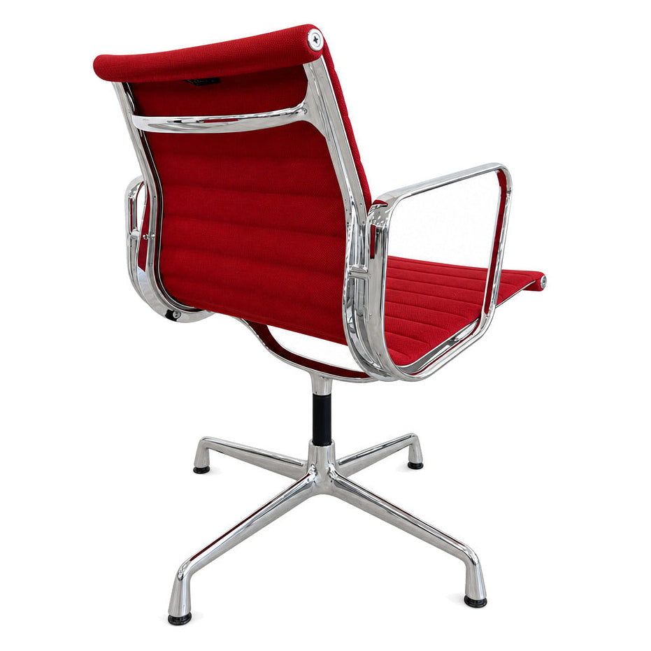 Vitra Eames Alu Chair EA 108 mit rotem Hopsak-Bezug und verchromtem Drehgestell in Rückenansicht.