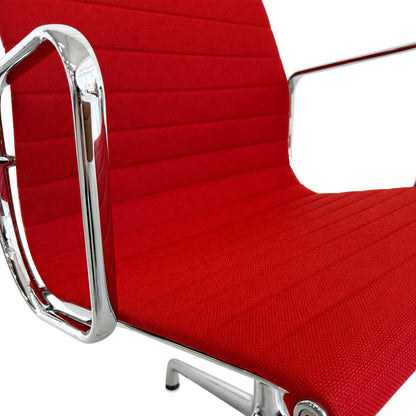Vitra Eames Alu Chair EA 108 mit rotem Hopsak-Bezug und glänzendem Chromgestell.
