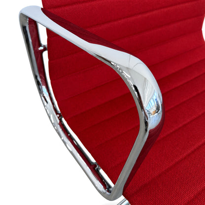Vitra Eames Alu Chair EA 108 mit rotem Hopsak-Bezug und glänzendem Chrom-Armlehnen-Detail.