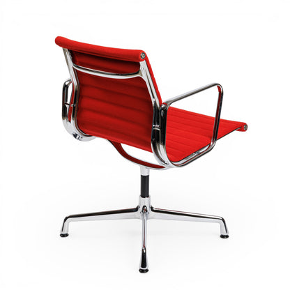 Vitra EA 108 Hopsak Stuhl in Rot mit Stoffbezug und glänzendem Chromgestell, von hinten.