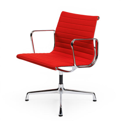 Vitra EA 108 Hopsak Stuhl in Rot mit Stoffbezug und glänzendem Chromgestell.