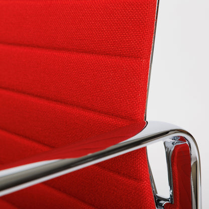 Vitra EA 108 Hopsak Stuhl, rot Stoffbezug mit horizontalen Nähten und glänzendem Chromgestell.