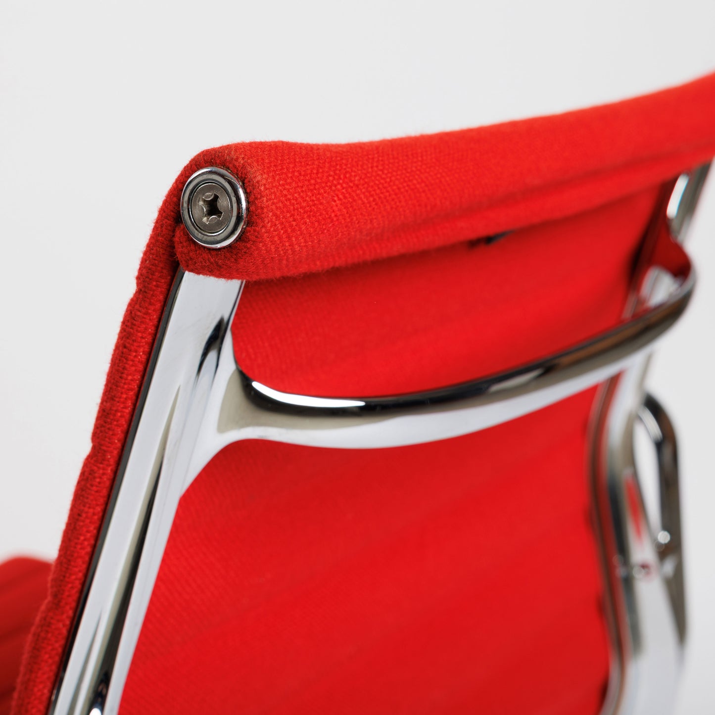 Vitra EA 108 Hopsak Stuhl, rot Stoffbezug, glänzendes Chromgestell.