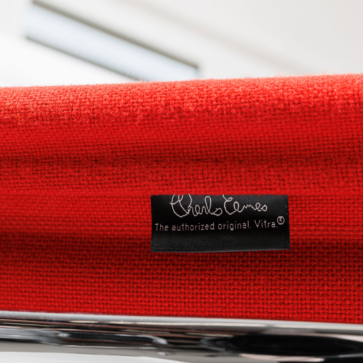 Vitra EA 108 Hopsak Stuhl, roter Stoffbezug mit schwarzem Charles Eames Vitra Label, Chromgestell.