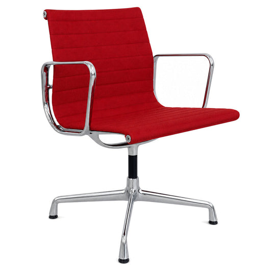 Vitra Eames Alu Chair EA 108 mit rotem Hopsak-Bezug und verchromtem Gestell.