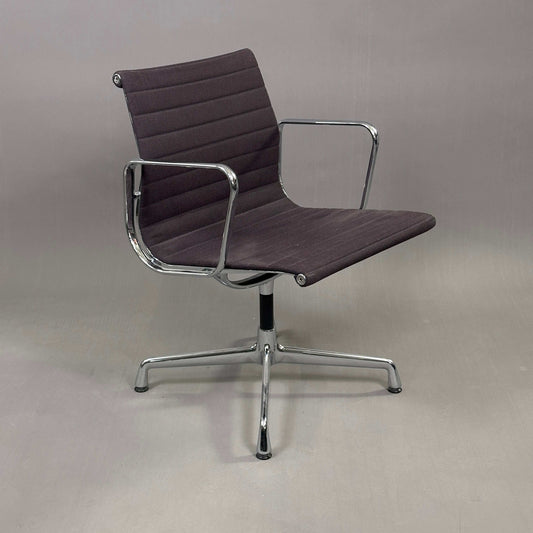Vitra EA 108 Hopsak drehbarer Bürostuhl in schwarz-chocolate mit verchromtem Gestell