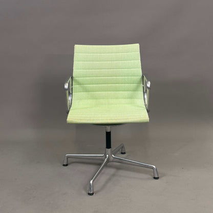 Vitra EA 108 Bürostuhl drehbar Hopsak wiesengrün elfenbein mit Metallgestell