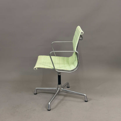 Vitra EA 108 drehbarer Bürostuhl Hopsak wiesengrün elfenbein mit Metallgestell