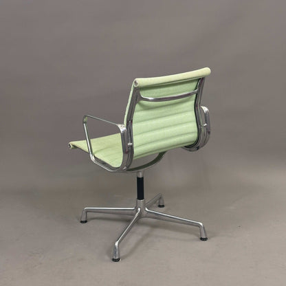 Vitra EA 108 Hopsak Bürostuhl drehbar wiesengrün elfenbein modernes Design