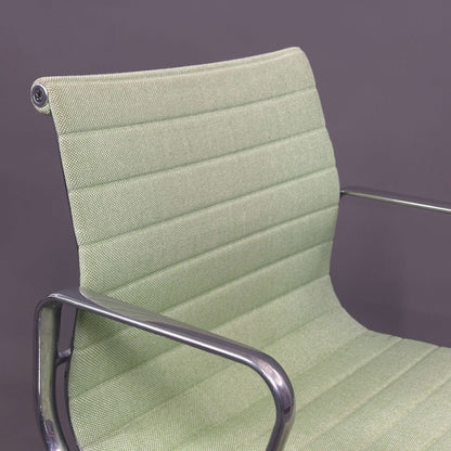Vitra EA 108 Hopsak Drehstuhl in wiesengrün mit elfenbeinfarbenem Stoff und Metallarmlehnen