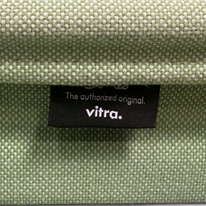 Vitra EA 108 Hopsak Stoffetikett in wiesengrün-elfenbein, drehbarer Bürostuhlbezug