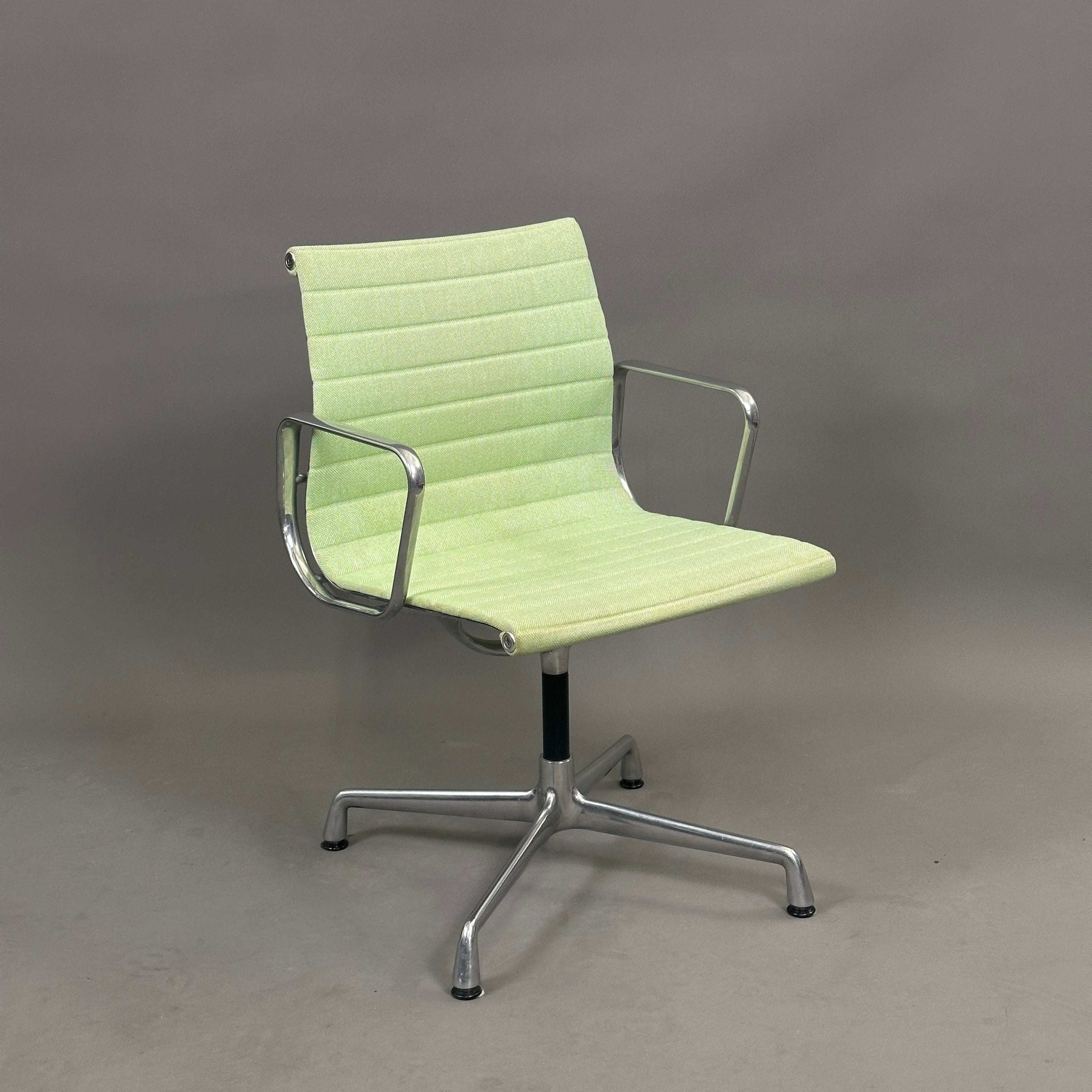 Vitra EA 108 Bürostuhl drehbar in wiesengrün und elfenbein mit Metallgestell