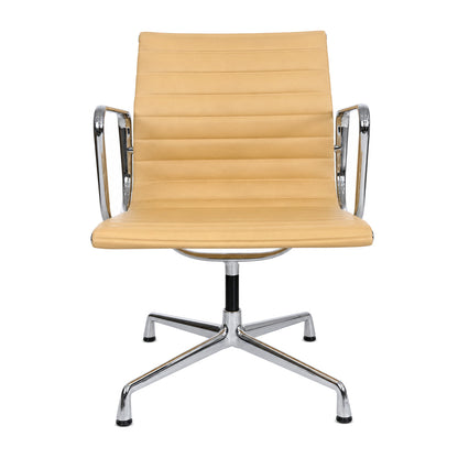 Vitra EA 108 Alu Chair in Cashew Leder mit verchromtem Gestell und Armlehnen vor weißem Hintergrund.