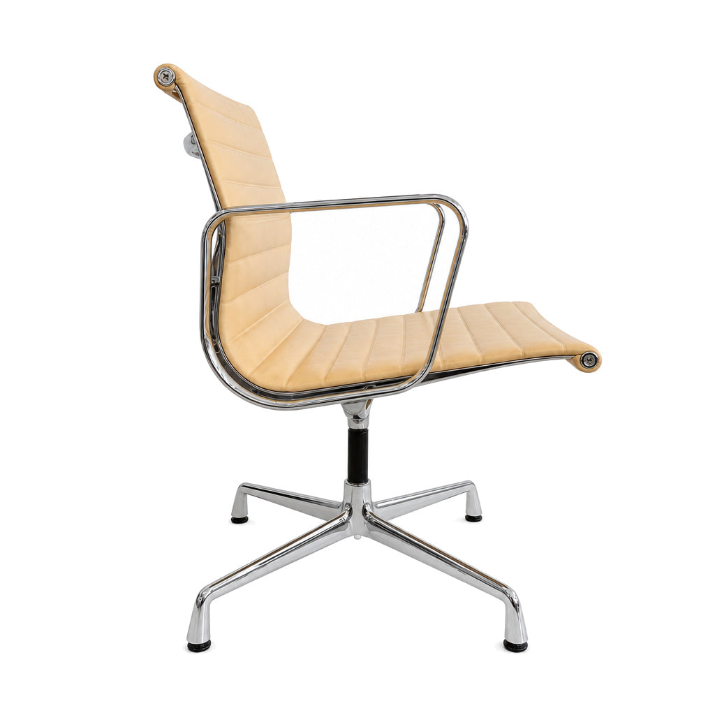 Vitra EA 108 Alu Chair in cashew-farbenem Leder mit verchromtem Gestell in Seitenansicht.