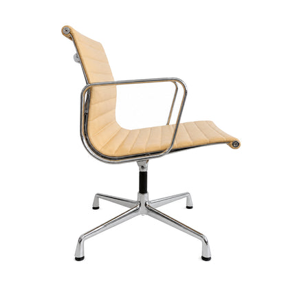 Vitra EA 108 Alu Chair in cashew-farbenem Leder mit verchromtem Gestell in Seitenansicht.