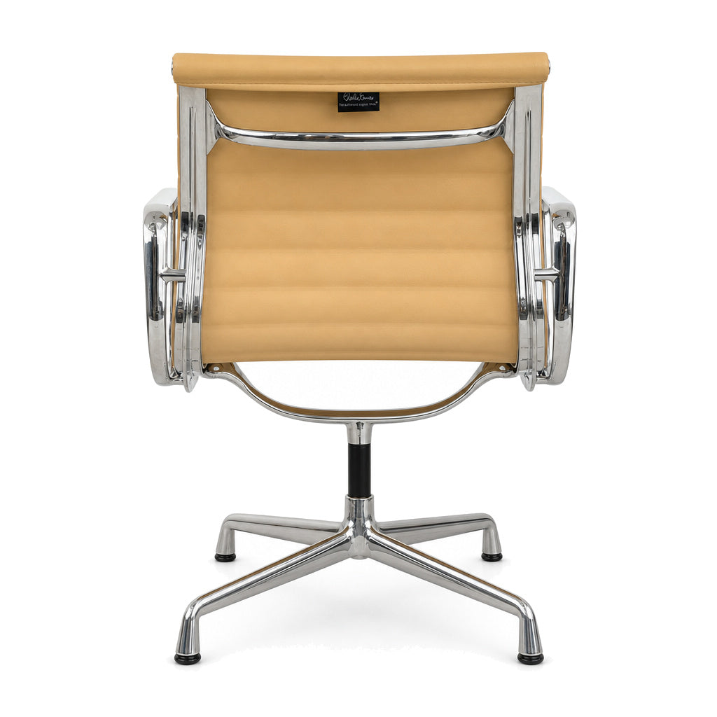 Vitra EA 108 Alu Chair in Cashew Leder mit verchromtem Gestell und Charles Eames Signatur auf der Rückseite.