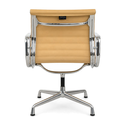 Vitra EA 108 Alu Chair in Cashew Leder mit verchromtem Gestell und Charles Eames Signatur auf der Rückseite.