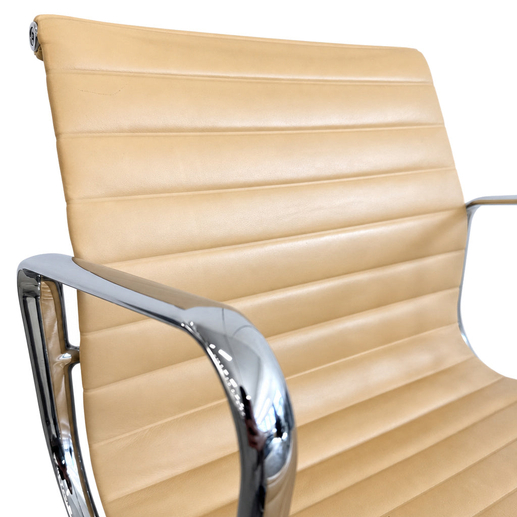 Vitra EA 108 Bürostuhl in Cashew-Leder mit glänzendem Chromgestell und klassischem Eames-Design.