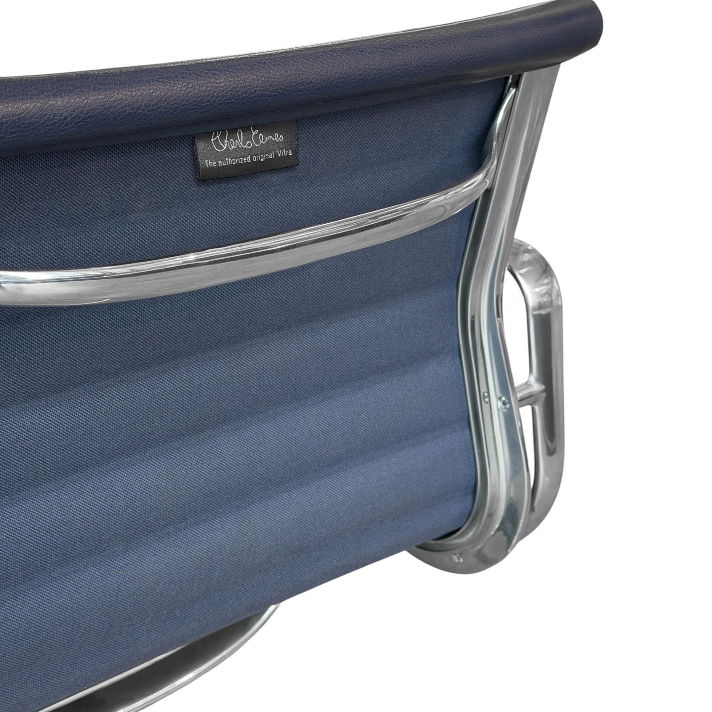 Vitra EA 108 Stuhl mit mitternachtblauem Leder und Hopsak, poliertem Aluminiumgestell.