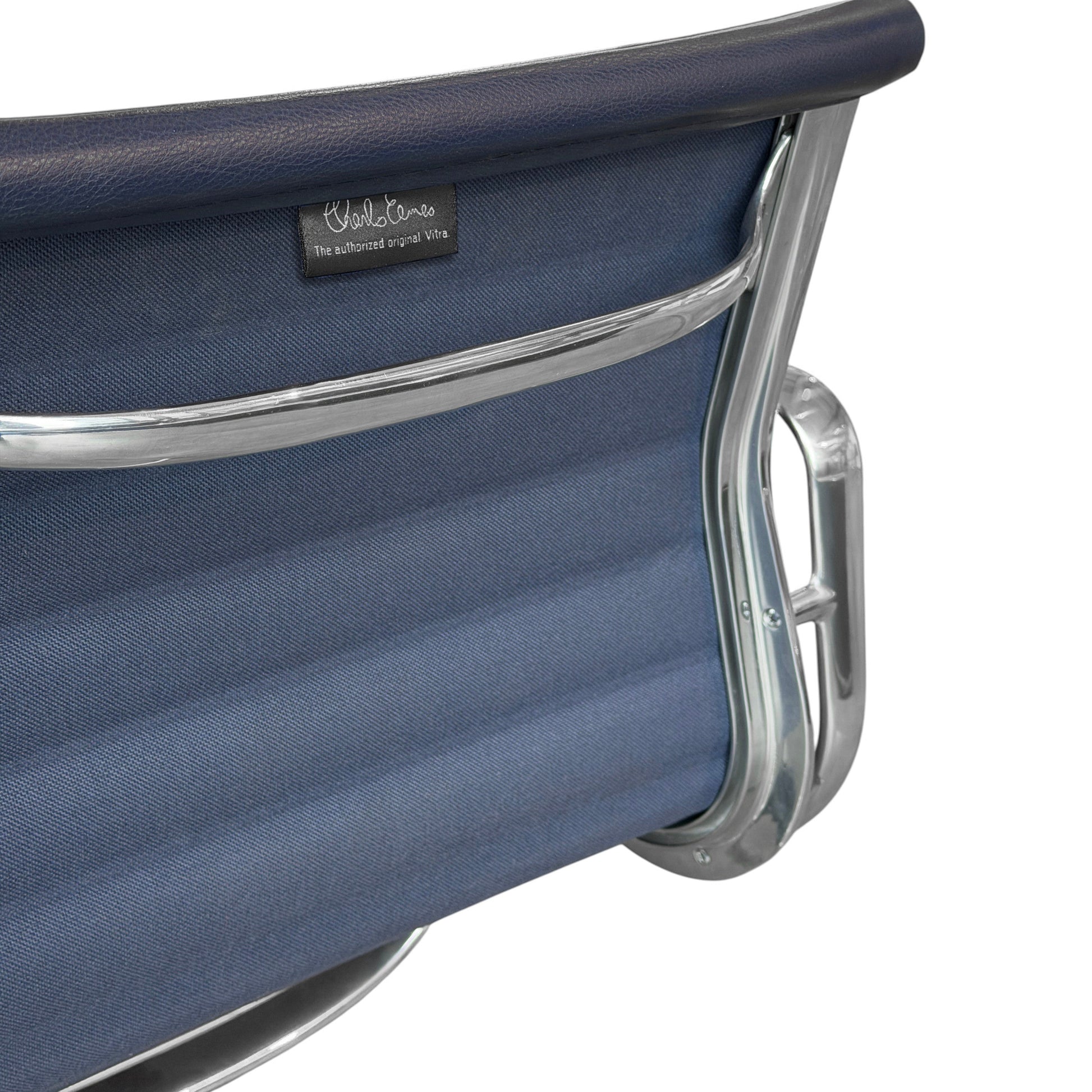 Vitra EA 108 Stuhl mit mitternachtblauem Leder und Hopsak, poliertem Aluminiumgestell.